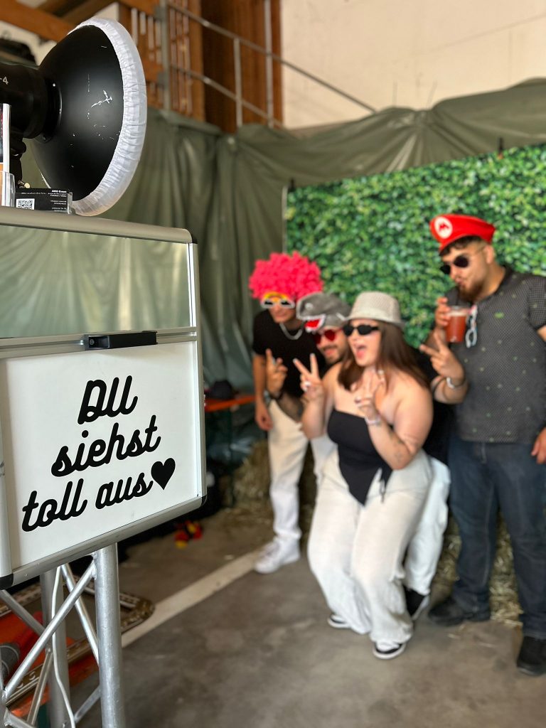 Fotobox mit Gästen in Verkleidung, Hochzeitsfeier mit DJ und Dekoration